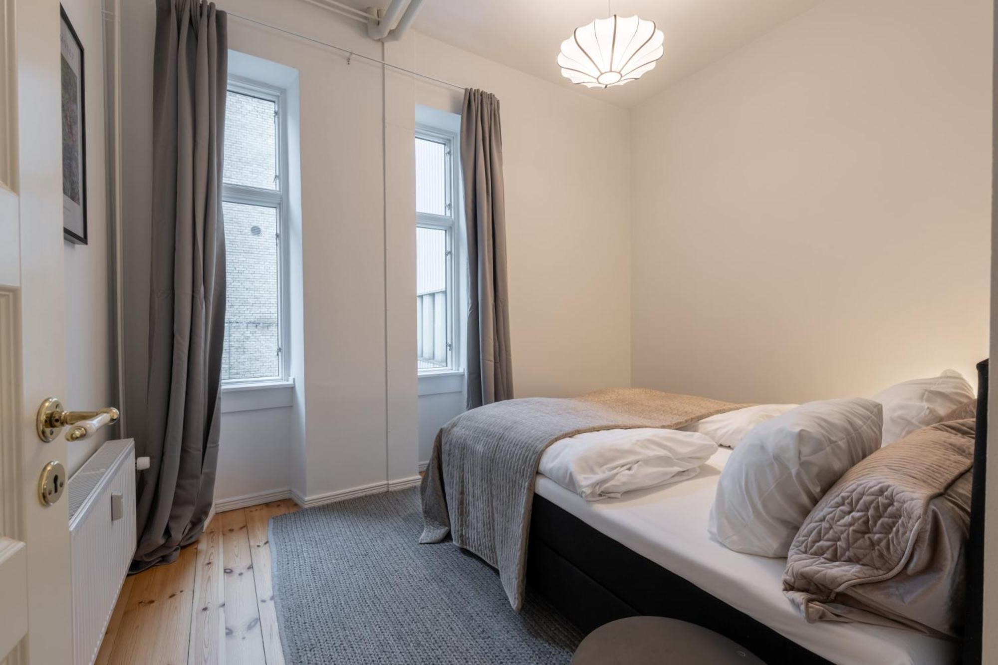 Stunning 5 Bedroom Flat By The Lakes Apartment *
