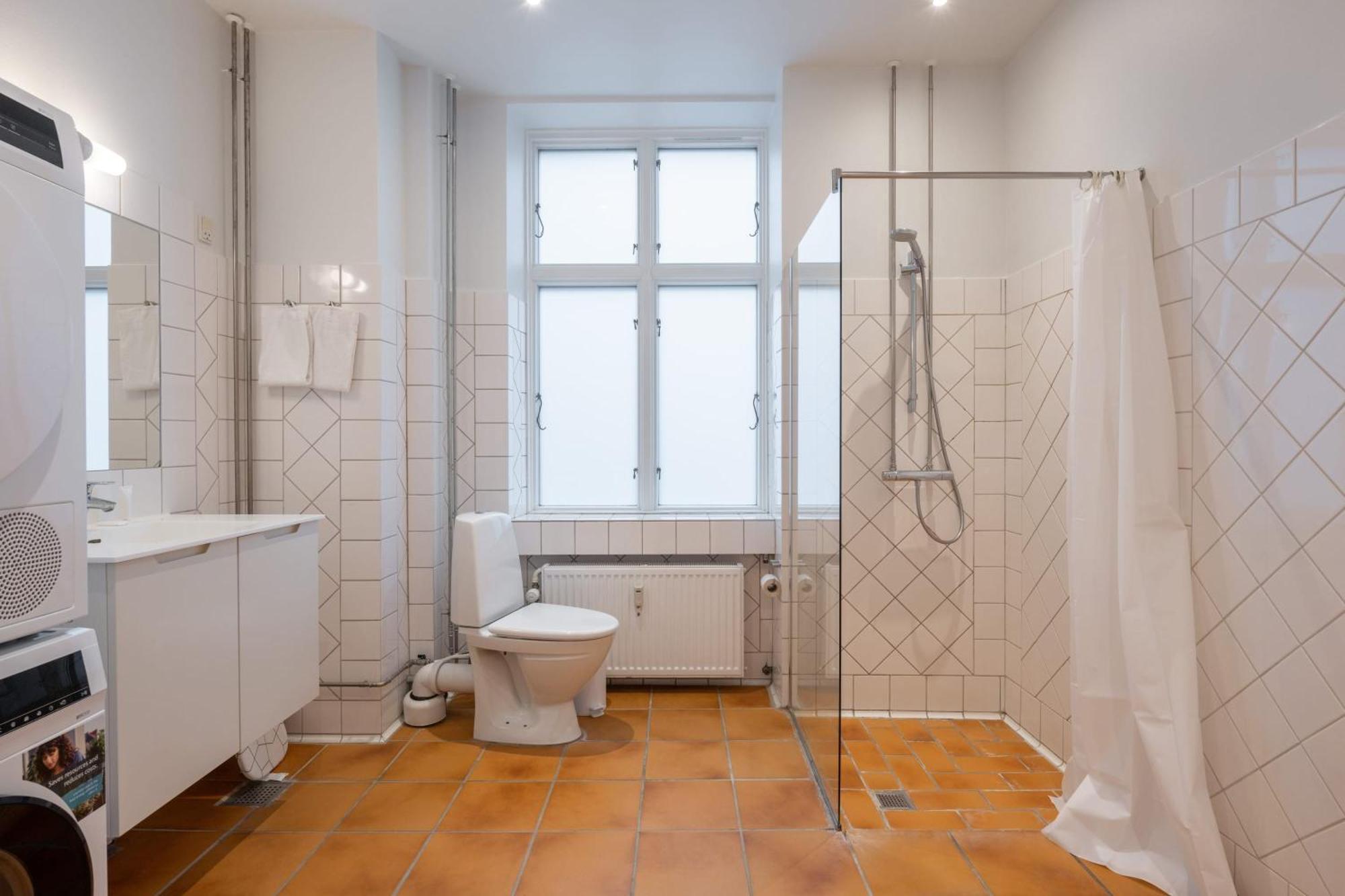 Stunning 5 Bedroom Flat By The Lakes Apartment